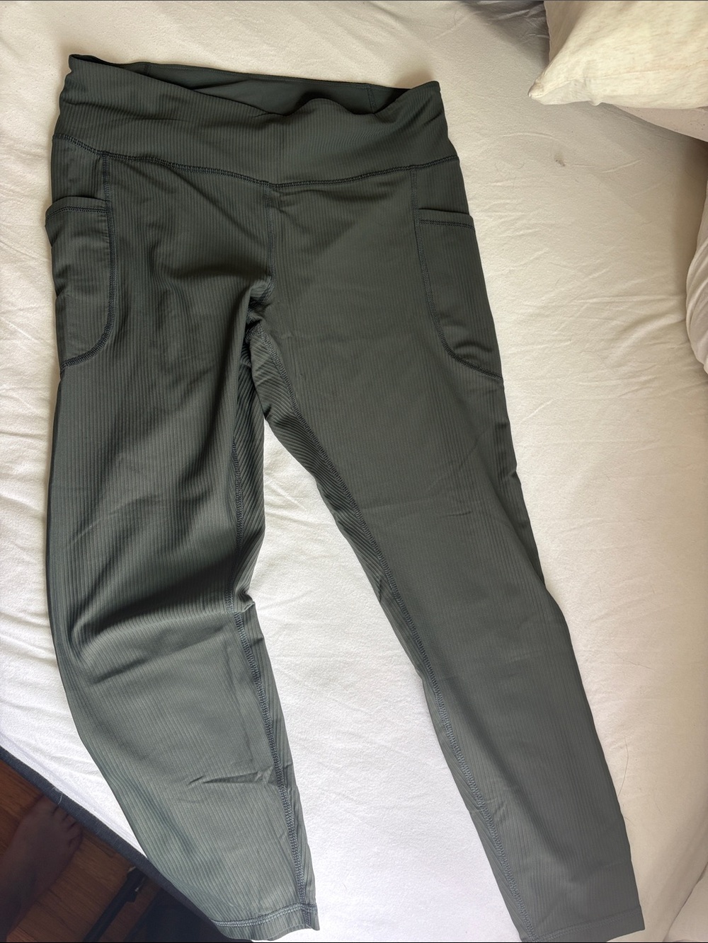 Old Navy Olive Green Ribbed Active Leggings with Side Pockets - Never Worn
